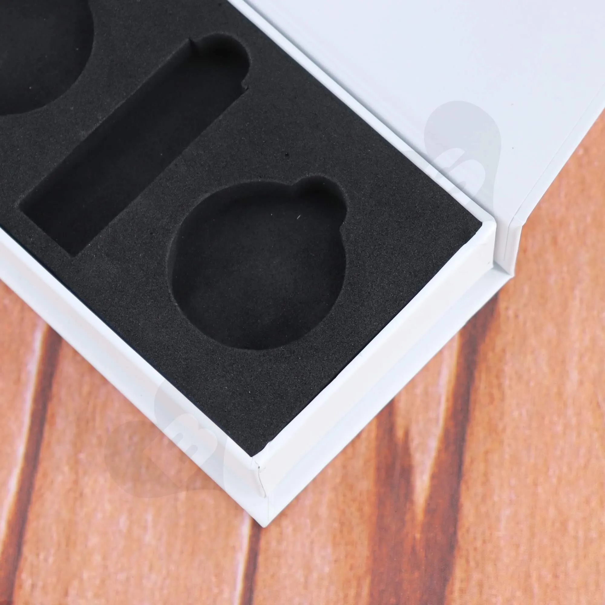 Cardboard Magnetic Closure Box Flocked EVA Foam For Packing Bathroom Supplies Side View Three