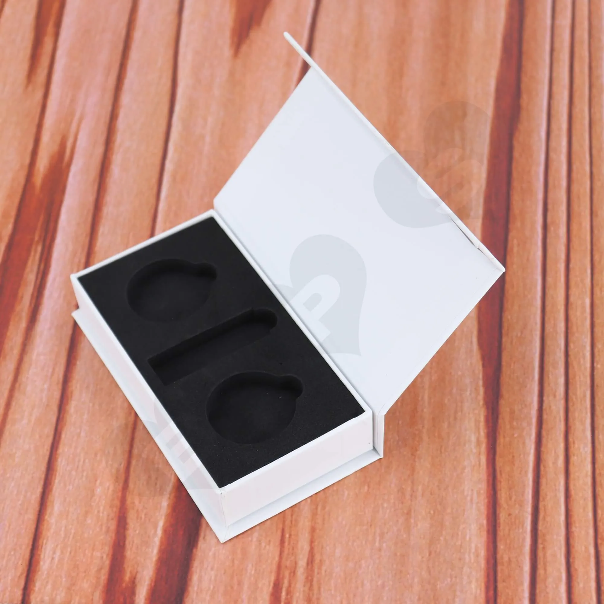 Cardboard Magnetic Closure Box Flocked EVA Foam For Packing Bathroom Supplies Side View Two